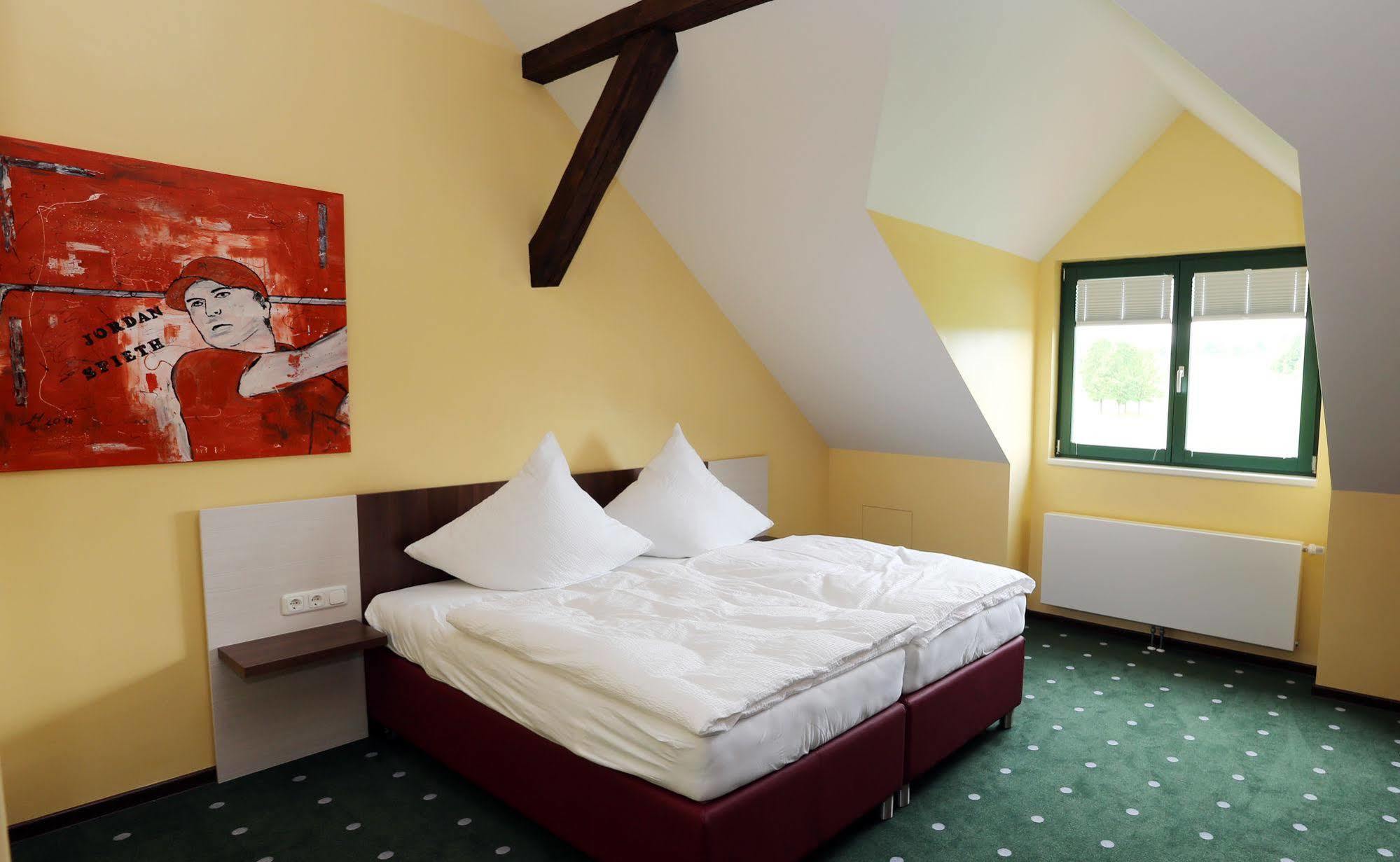 Apartments Golfpark Schlossgut Sickendorf Lauterbach Екстериор снимка